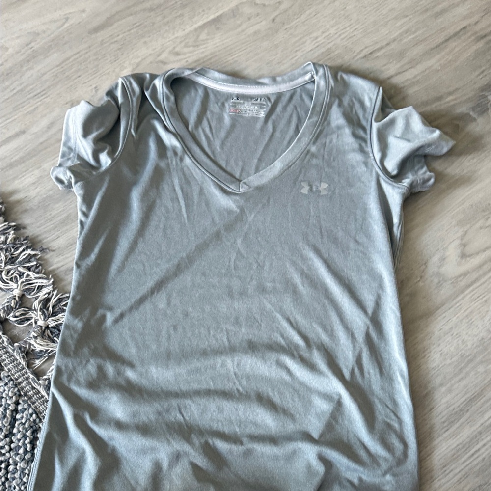 Under Armour Women's Light Gray V-Neck Tee